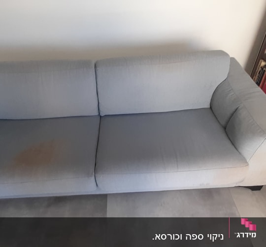 ספה אפורה עם כתם חום על המושב